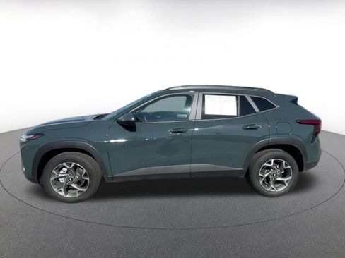 Used 2025 Chevrolet Trax LT w/ LT Convenience Package FWD image 9