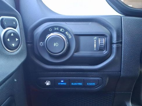 Used 2025 Jeep Wrangler Unlimited Sahara w/ Safety Group AWD/4WD image 13