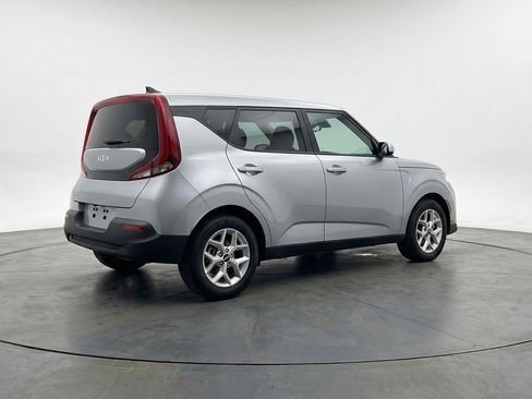 Used 2025 Kia Soul LX w/ LX Technology Package FWD image 9