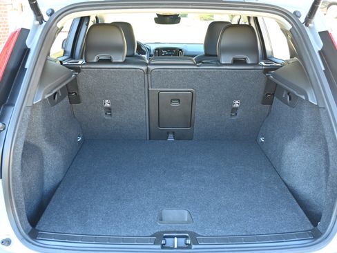 Used 2025 Volvo XC40 B5 Core image 19