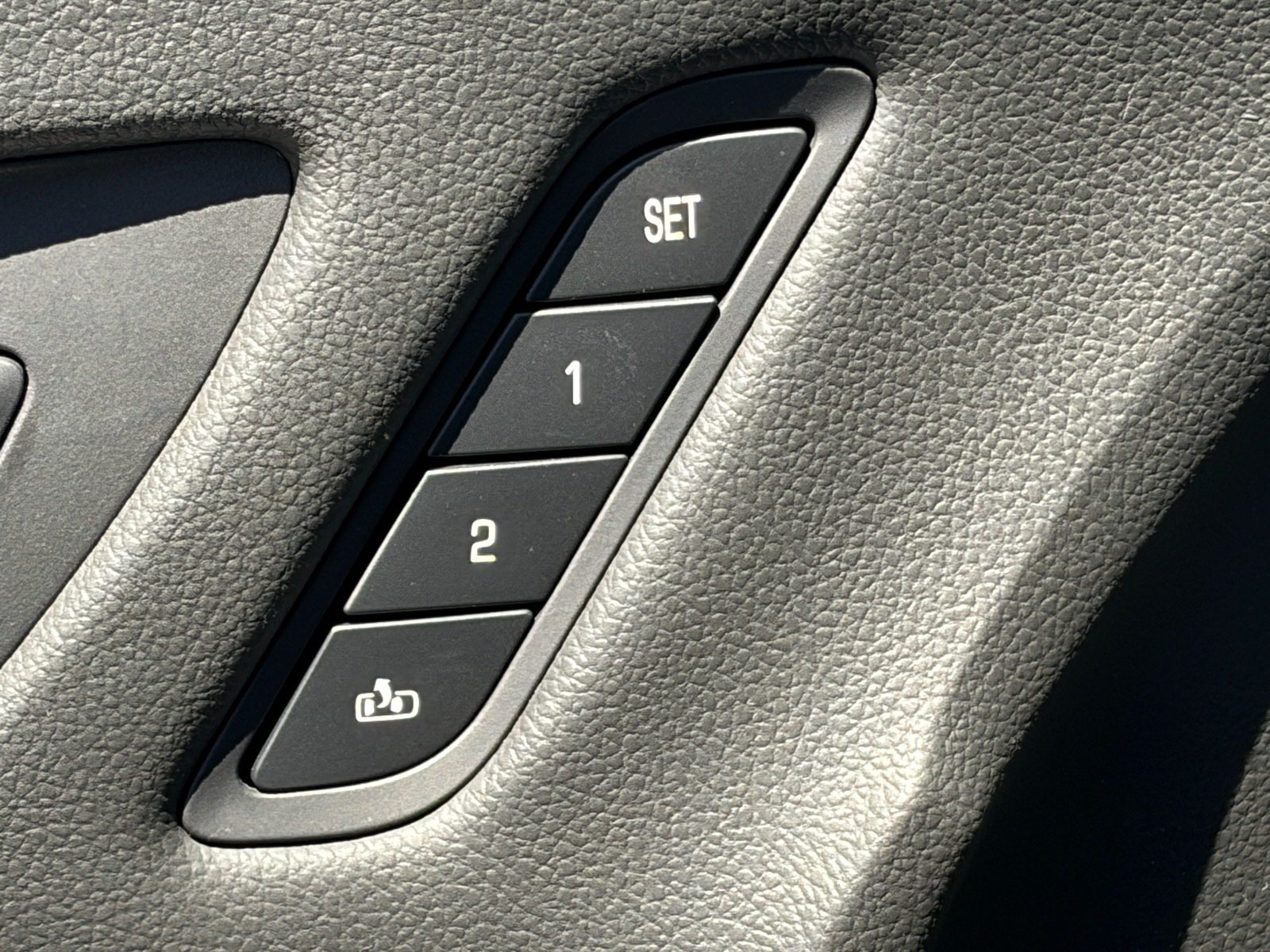 Used 2019 Buick Envision Essence w/ LPO, Active Package FWD image 18