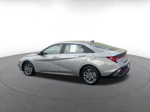 Used 2026 Hyundai Elantra Hybrid FWD image 9