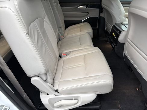 Used 2024 Jeep Wagoneer Series II w/ Flexible Seating Group image 17