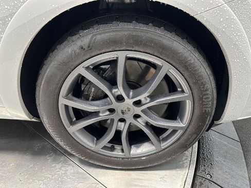 Certified 2025 Porsche Cayenne Turbo AWD/4WD image 15