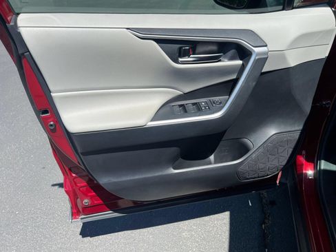 Certified 2020 Toyota RAV4 XLE w/ Convenience Package AWD/4WD image 10