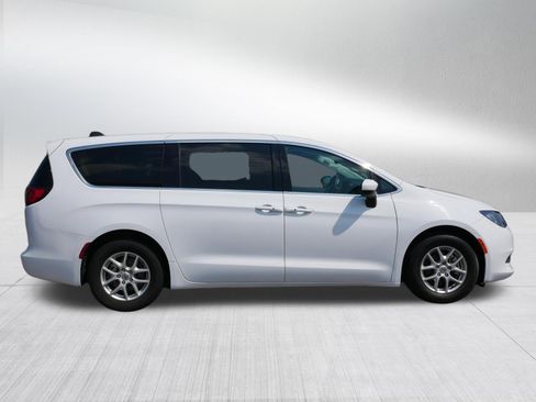 Used 2023 Chrysler Voyager LX FWD image 8