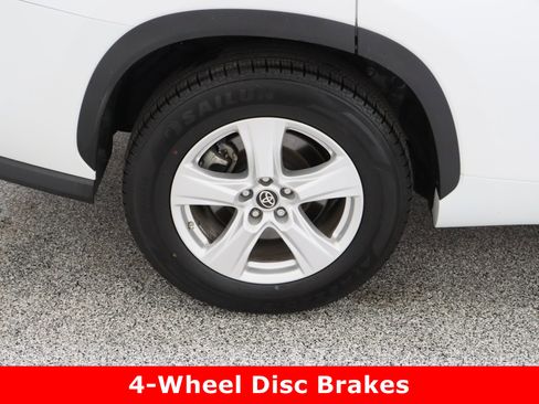 Used 2024 Toyota Highlander LE image 6