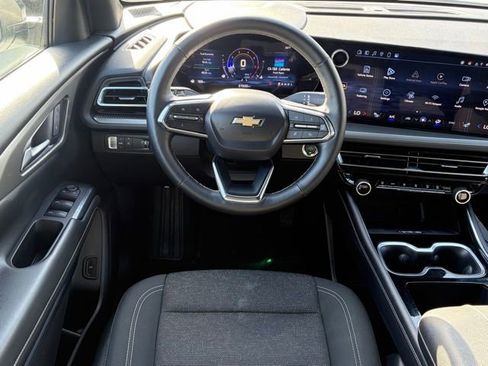 Used 2025 Chevrolet Traverse LT image 35