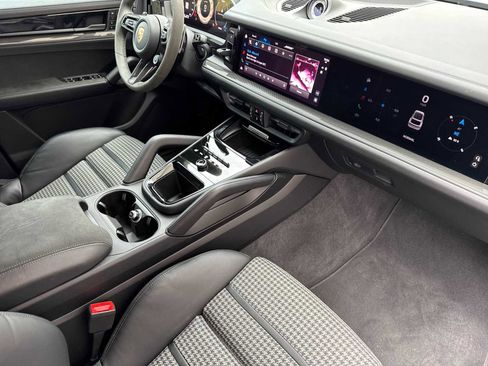 Certified 2025 Porsche Cayenne GTS image 17