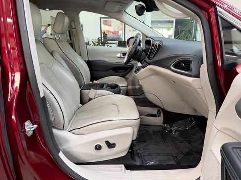 Used 2017 Chrysler Pacifica Platinum FWD image 16