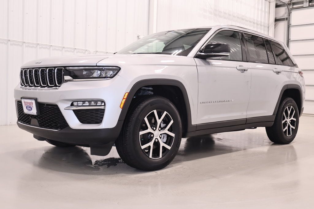 Used 2024 Jeep Grand Cherokee Limited AWD/4WD image 5