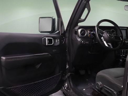 Certified 2018 Jeep Wrangler Unlimited Sahara AWD/4WD image 7