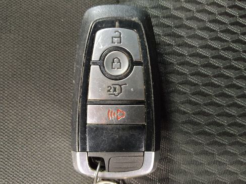 Used 2022 Ford Explorer XLT AWD/4WD image 32