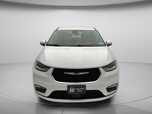 Used 2023 Chrysler Pacifica Touring-L FWD image 2