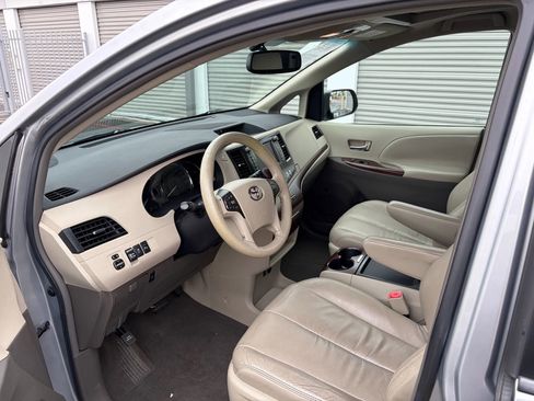 Used 2011 Toyota Sienna XLE image 9