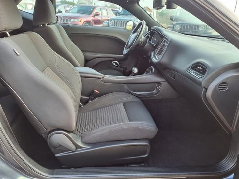 Used 2019 Dodge Challenger SXT image 19