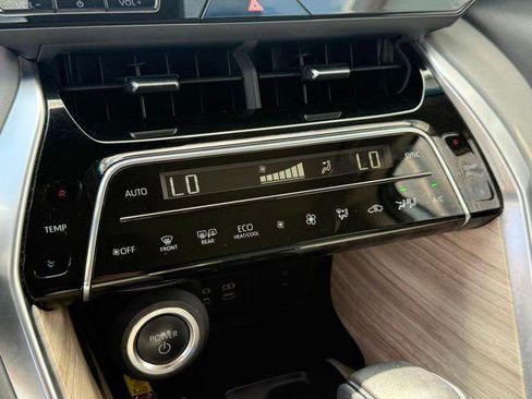 Used 2024 Toyota Venza XLE AWD/4WD image 11