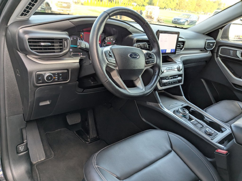 Used 2023 Ford Explorer XLT w/ Equipment Group 202A AWD/4WD image 2