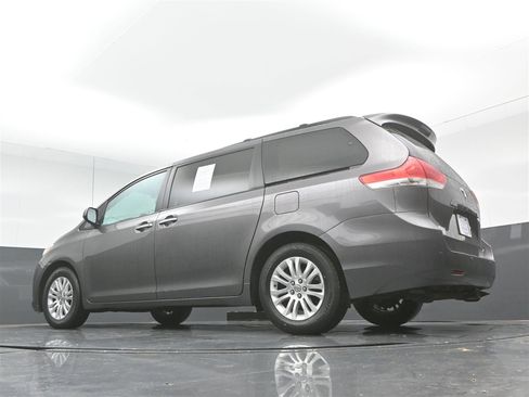 Used 2013 Toyota Sienna XLE image 23