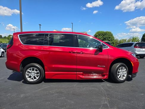 Used 2026 Chrysler Pacifica Select FWD image 9