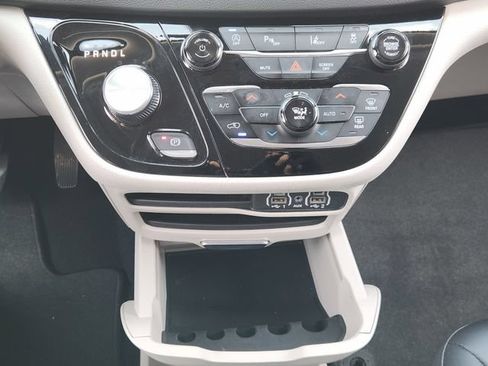 Used 2024 Chrysler Pacifica Touring-L FWD image 19