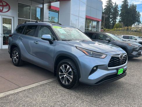 Used 2023 Toyota Highlander XLE image 4