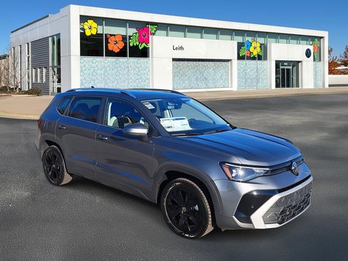 New 2026 Volkswagen Taos SE image 1