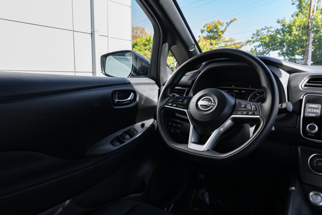 Used 2025 Nissan Leaf S FWD image 11