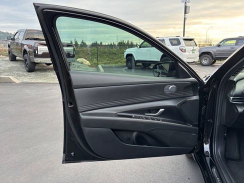 Used 2024 Hyundai Elantra Limited image 23