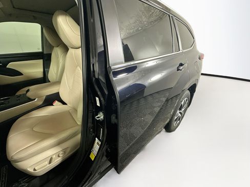 Used 2024 Toyota Highlander XLE FWD image 12