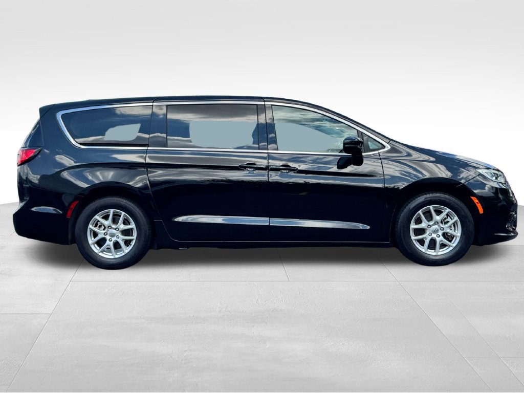 Used 2024 Chrysler Pacifica Touring-L FWD image 8