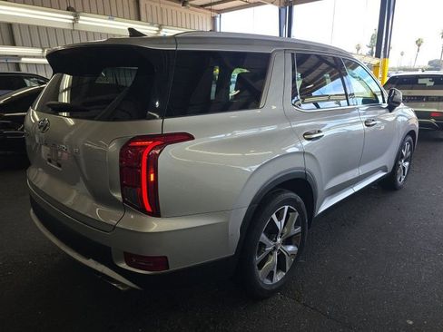 Used 2022 Hyundai Palisade SEL w/ Premium Package FWD image 2