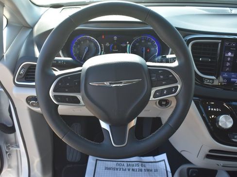 Used 2024 Chrysler Pacifica Touring-L FWD image 20