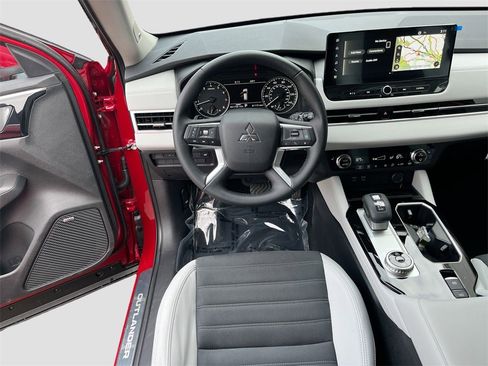 New 2025 Mitsubishi Outlander SE image 24