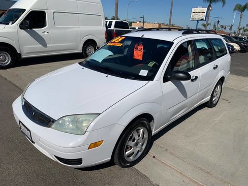 Used 2005 Ford Focus SE image 2