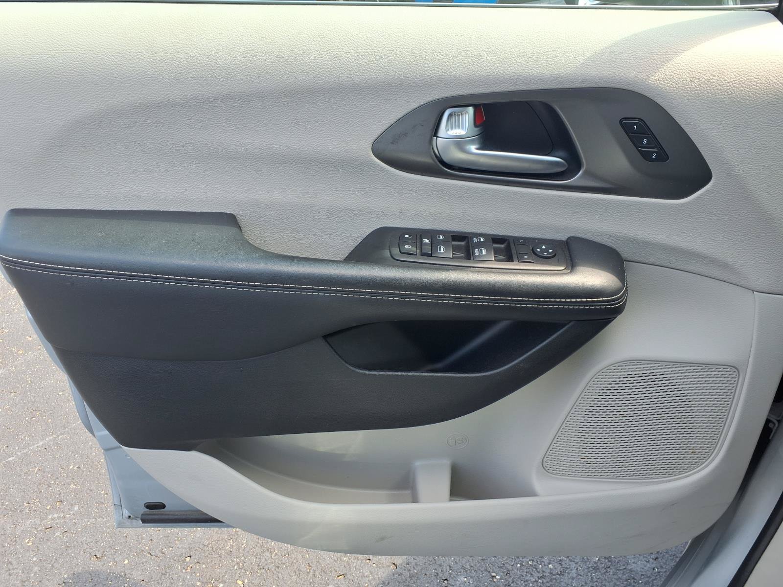 Used 2024 Chrysler Pacifica Touring-L FWD image 13