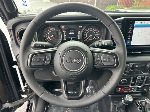 Used 2026 Jeep Wrangler Unlimited Rubicon AWD/4WD image 15