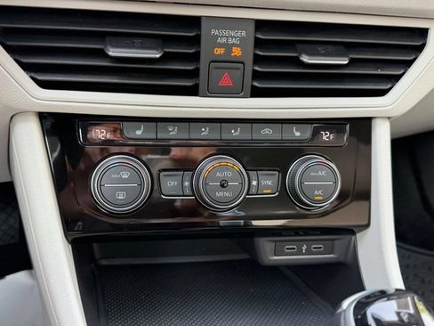 Certified 2023 Volkswagen Jetta SE w/ Panoramic Sunroof Package FWD image 31
