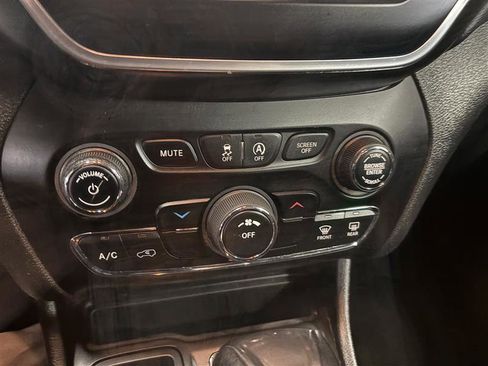 Used 2019 Jeep Cherokee Latitude w/ Cold Weather Group image 12