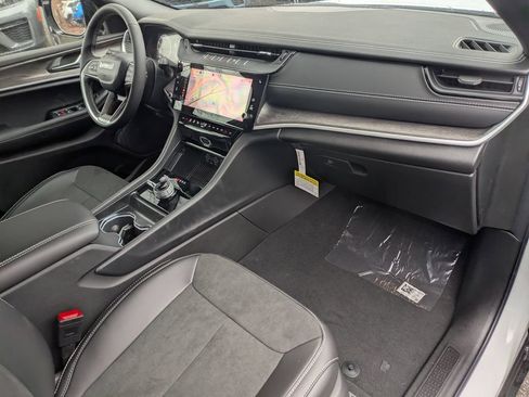 New 2026 Jeep Grand Cherokee Altitude AWD/4WD image 32