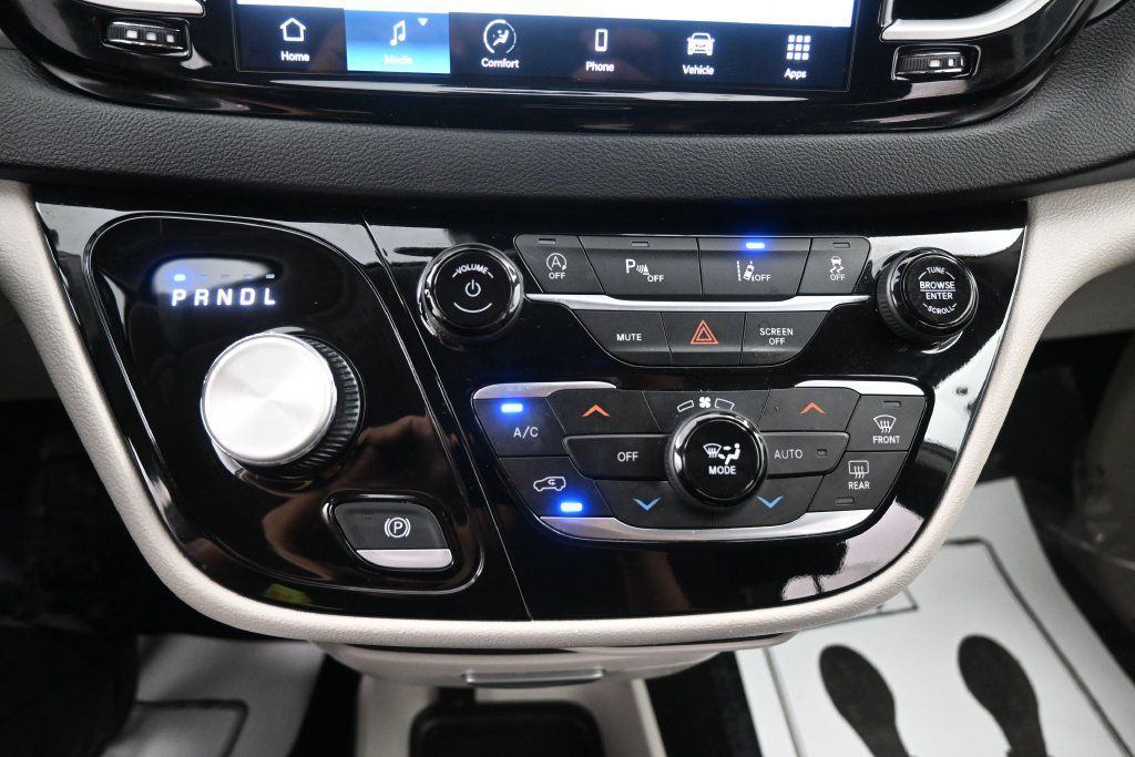 Used 2023 Chrysler Pacifica Touring-L FWD image 20