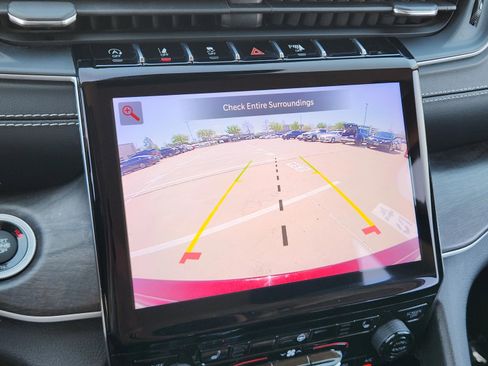 Used 2023 Jeep Grand Cherokee Limited w/ Black Appearance Package image 10