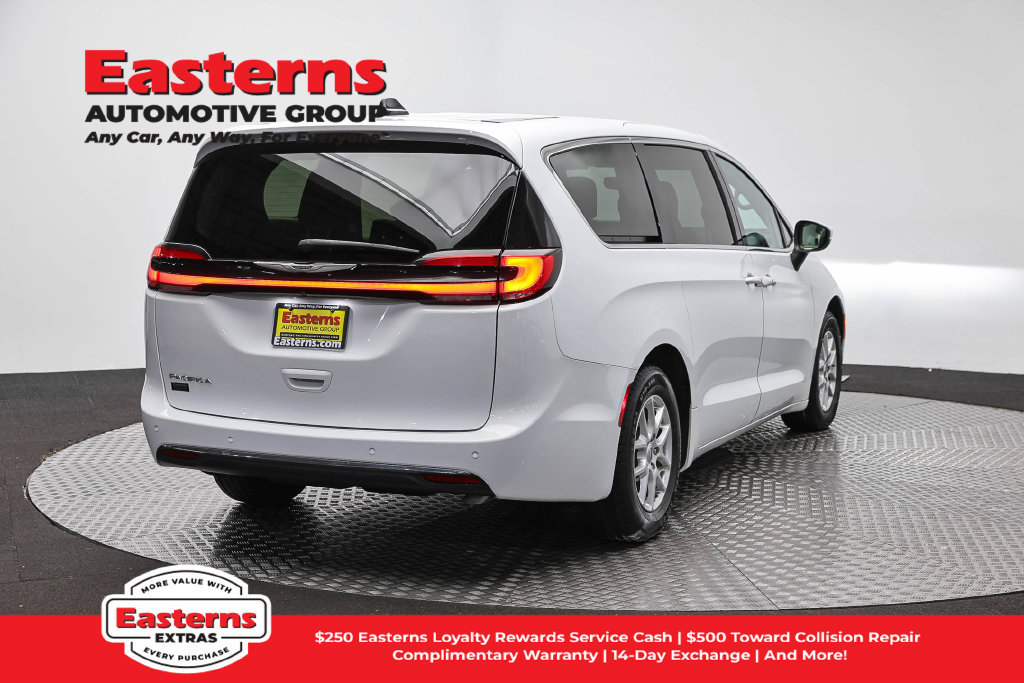 Used 2023 Chrysler Pacifica Touring-L FWD image 6