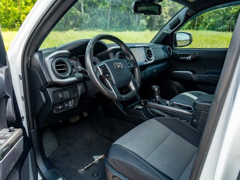 Used 2020 Toyota Tacoma TRD Sport w/ Technology Package AWD/4WD image 10