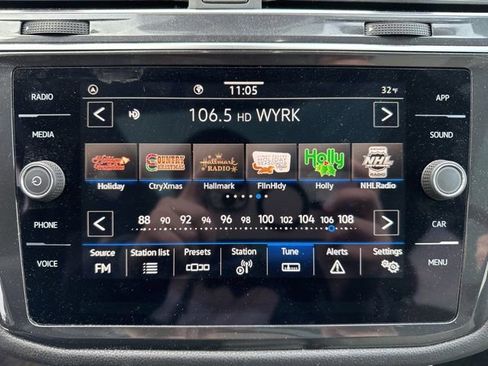 Used 2023 Volkswagen Tiguan SE w/ Panoramic Sunroof Package image 16