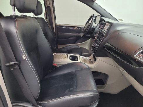 Used 2018 Dodge Grand Caravan SXT image 19