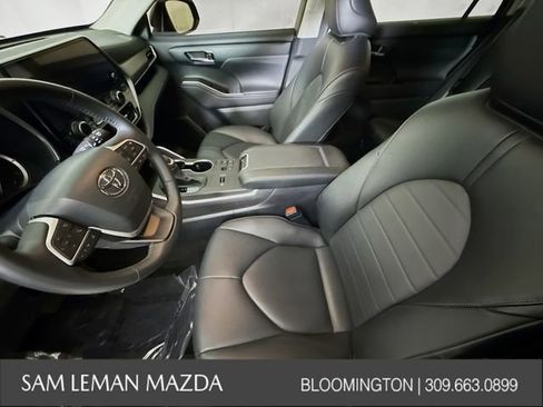 Used 2024 Toyota Highlander XLE FWD image 20