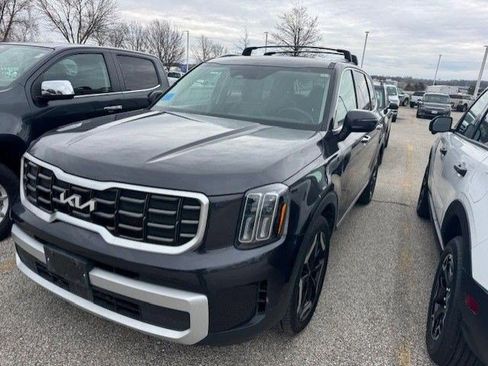 Used 2025 Kia Telluride S image 2