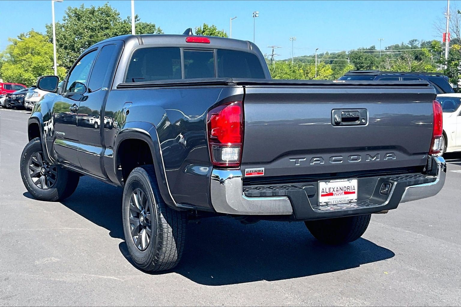 Used 2020 Toyota Tacoma SR5 w/ SR5 Appearance Package (SM) AWD/4WD image 11