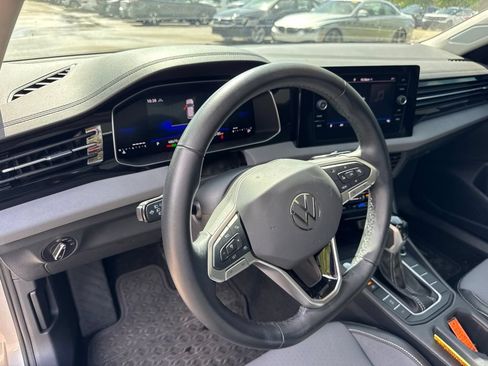 Used 2025 Volkswagen Jetta SE FWD image 9